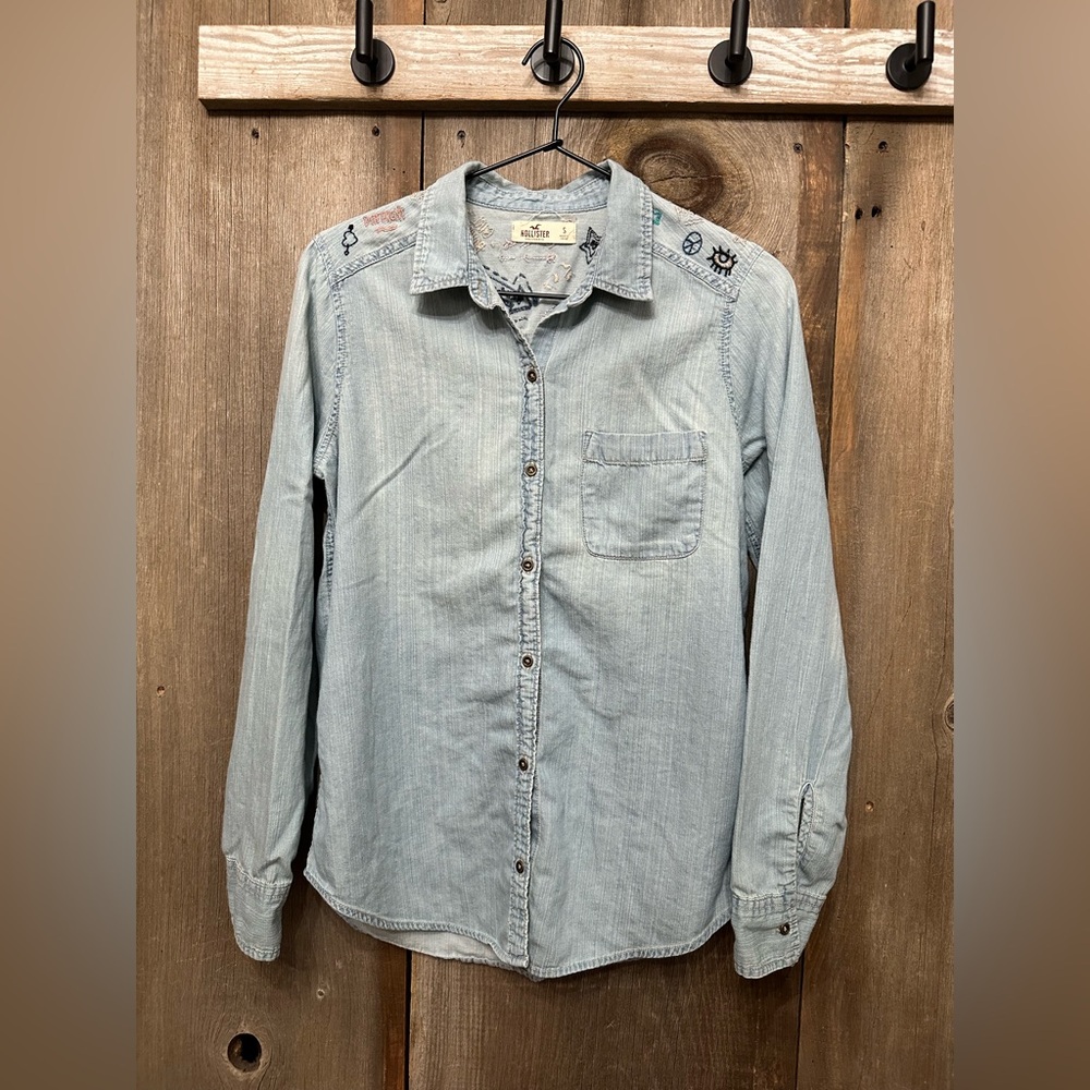 Hollister Embroidered Button Down Lightweight Denim Shirt in Blue Size Small